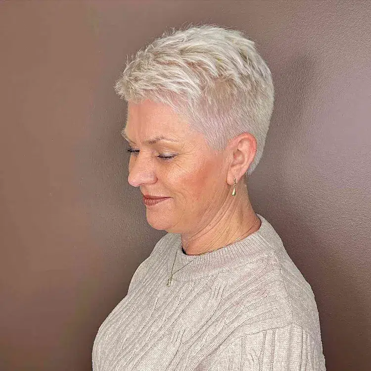 comment entretenir une coupe courte dégradée femme 70 ans coupes courtes 2023 coiffure cheveux gris stylee