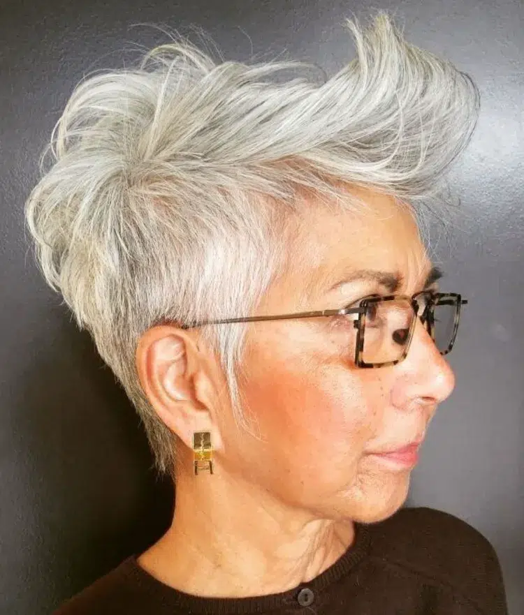coupe courte dégradée femme 70 ans undercut coupe courte degradee femme 70 ans coupes courtes 2023 coiffure cheveux gris stylee