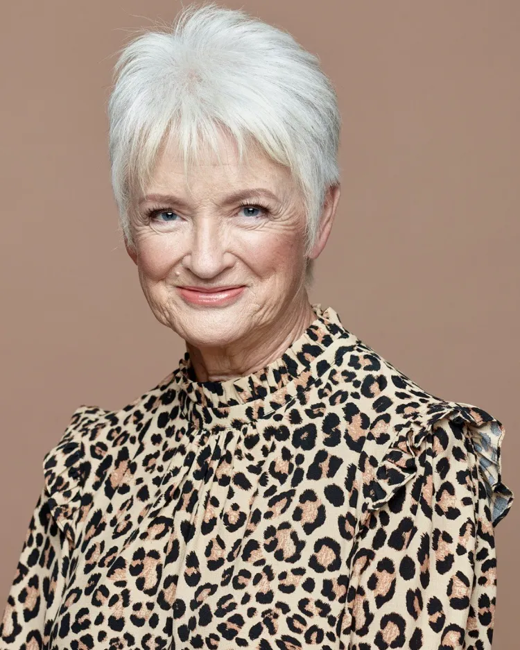 la coupe courte pixie coupe courte degradee femme 70 ans coupes courtes 2023 coiffure cheveux gris stylee