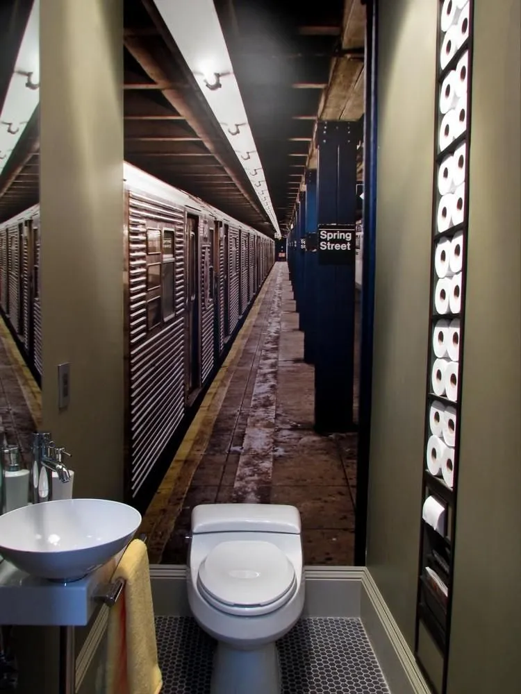 la tapisserie peint trompe l'œil idee déco petites toilettes espace suspendu wc installations vert bois noir fenetre couleurs
