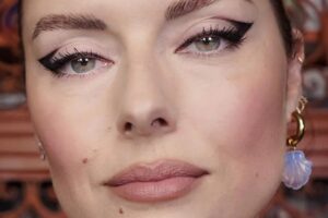maquillage paupières tombantes 50 ans
