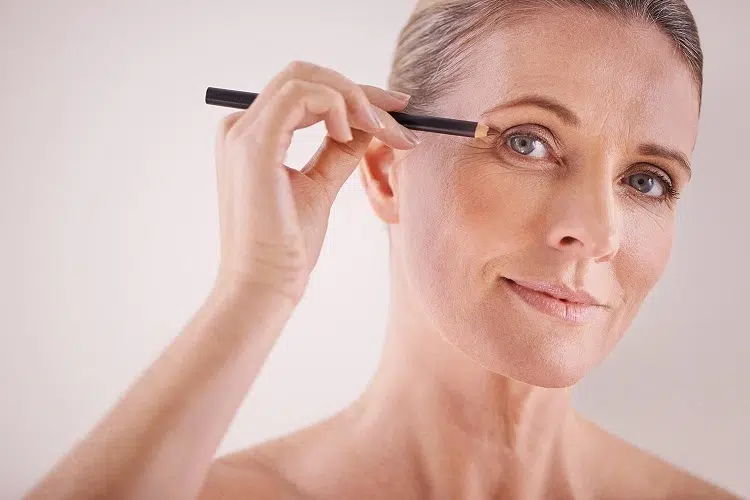 maquillage pour agrandir les yeux après 50 ans
