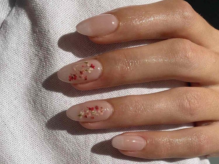 ongles nude pour femme de 50 ans