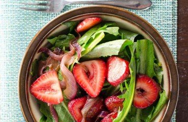 salade de pissenlit du jardin avec des fraises et des oignons