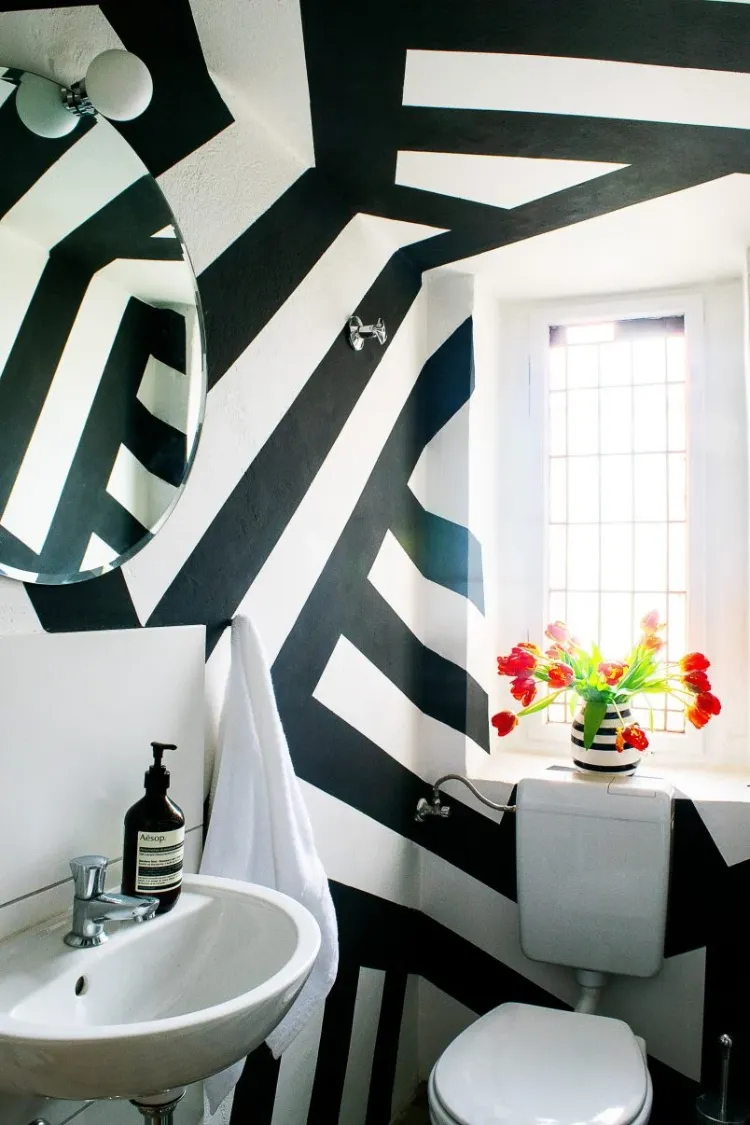 une peinture géométrique style scandinave déco petites toilettes espace suspendu wc installations vert bois noir fenetre couleurs