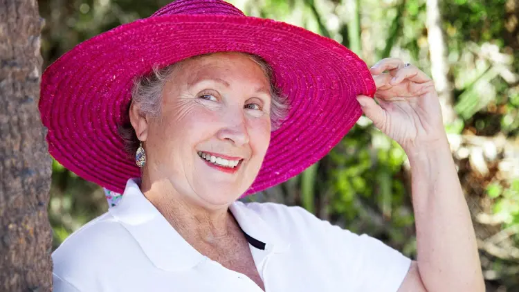 accessoires femme 60 ans et plus chapeau à bord large