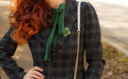 astuces comment porter le tartan à 50 ans style élégance broche écharpe idées