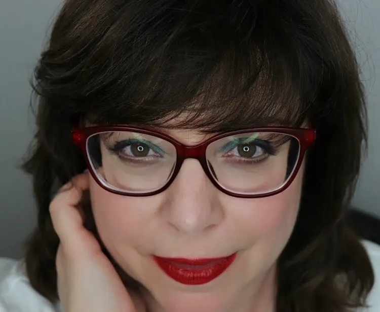 astuces maquillage regard femme 50 60 ans lunettes teint zéro dafaut paupieres tombantes se maquiller les yeux apres 50 ans en fonction de la correction des verres