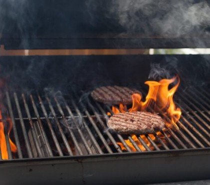 avoir des flammes dans un barbecue respecter règles extérieur côté goût côté sécurité