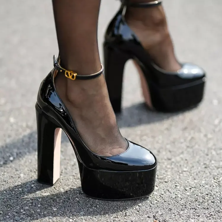 chaussures d'été tendance à talon et plateforme marry janes en noir