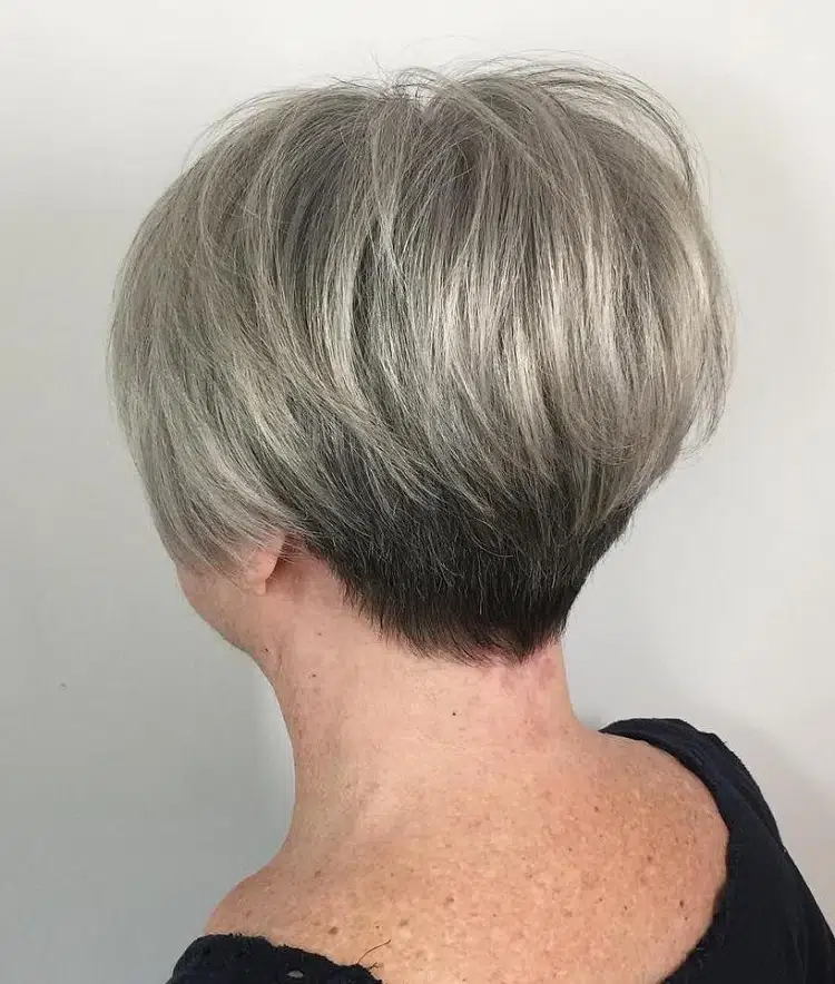 cheveux gris coupe courte effilée femme 60 ans