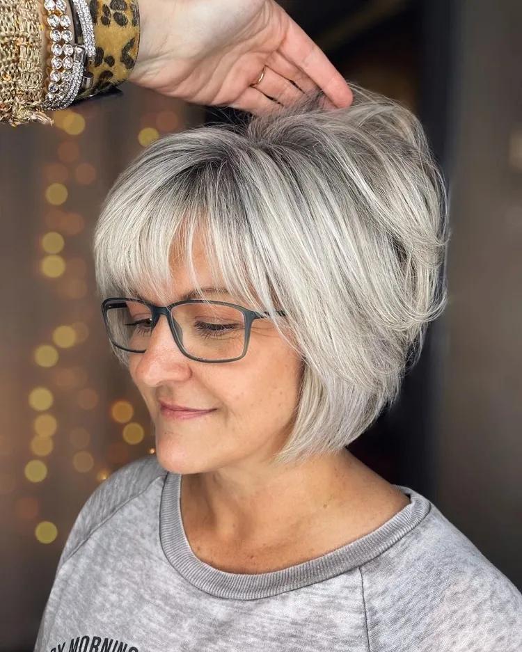 coiffure coupe courte femme 50 ans avec lunettes visage rond carré plongeant cheveux gris avec frange
