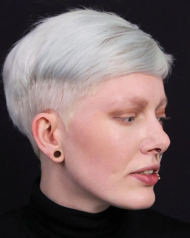 coiffure courte femme cheveux blancs tendance côtés rasés