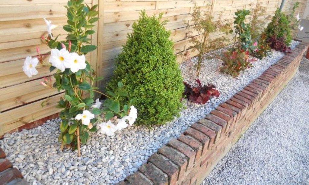 comment faire un parterre de fleurs avec des cailloux