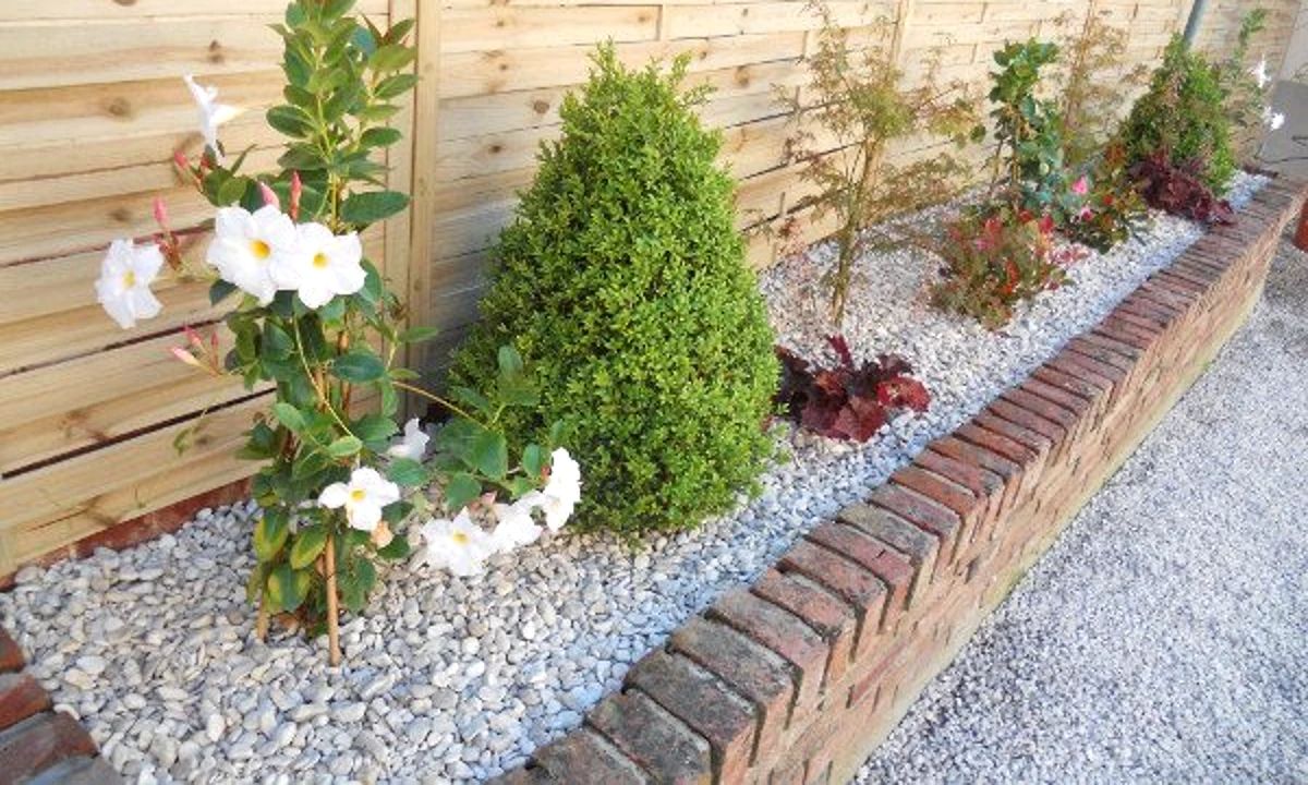 comment faire un parterre de fleurs avec des cailloux