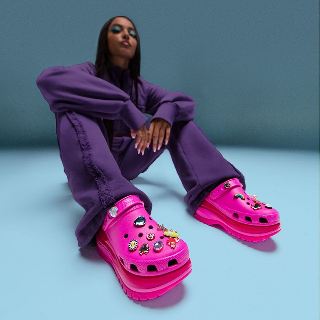 comment porter des crocs avec une tenue de sport survêtements