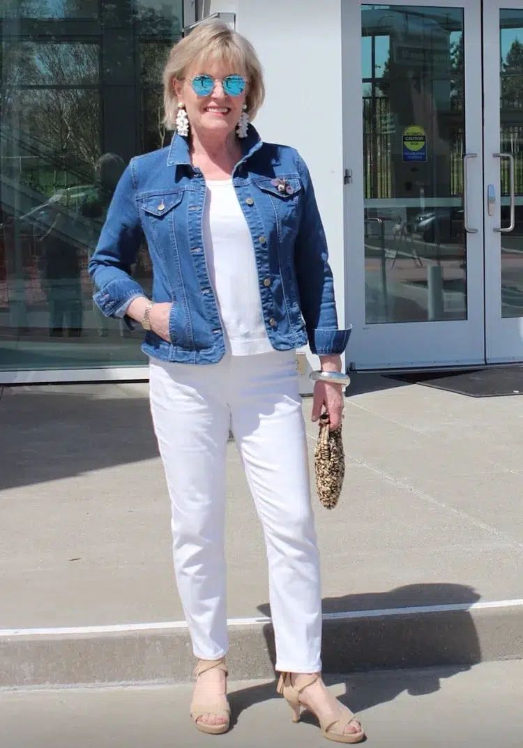 comment porter le jean blanc à 60 ans quand on a du ventre