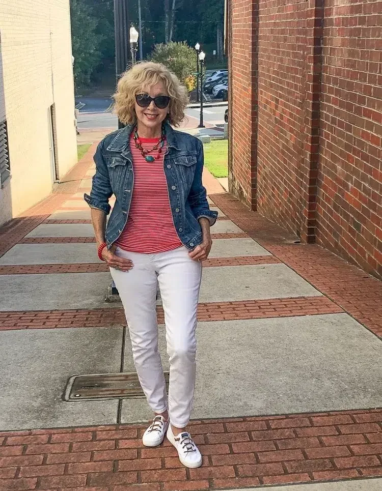 comment porter le jean blanc femme 60 ans avec des baskets