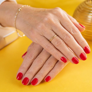 couleur de vernis à éviter après 60 ans ongles manucure femme teintes foncees claires neon