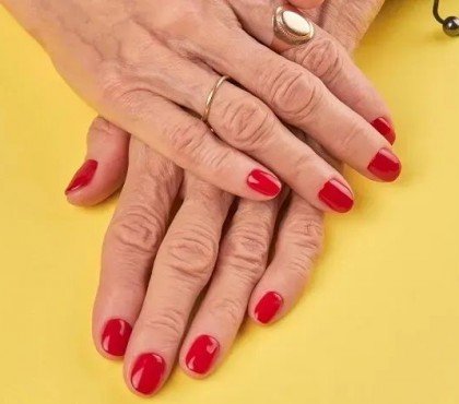 couleur de vernis à éviter après 60 ans ongles manucure femme teintes foncees claires neon