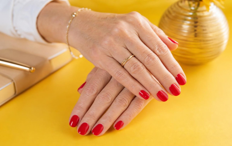 couleur de vernis à éviter après 60 ans ongles manucure femme teintes foncees claires neon