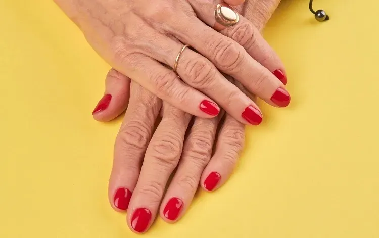 couleur de vernis à éviter après 60 ans ongles manucure femme teintes foncees claires neon