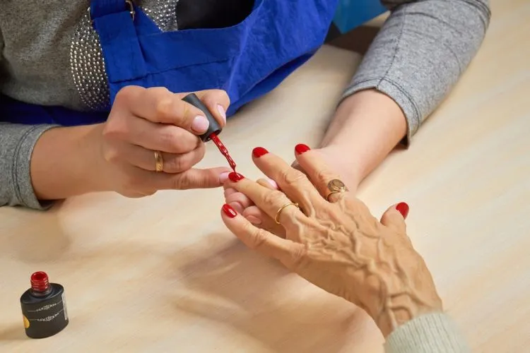 couleur de vernis à éviter après 60 ans ongles manucure femme teintes foncees claires neon