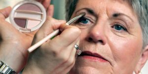 couleur fard à paupières éviter après 50 ans yeux marrons bleus verts tombante maquillage conseils idees antiage