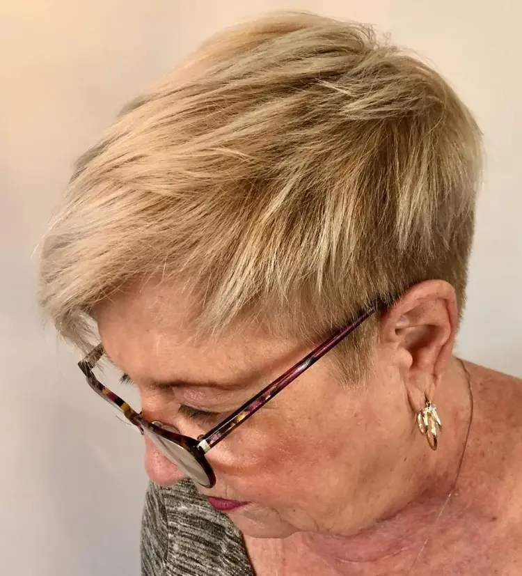 coupe cheveux court pixie cut femme 60 ans avec mèches lunettes