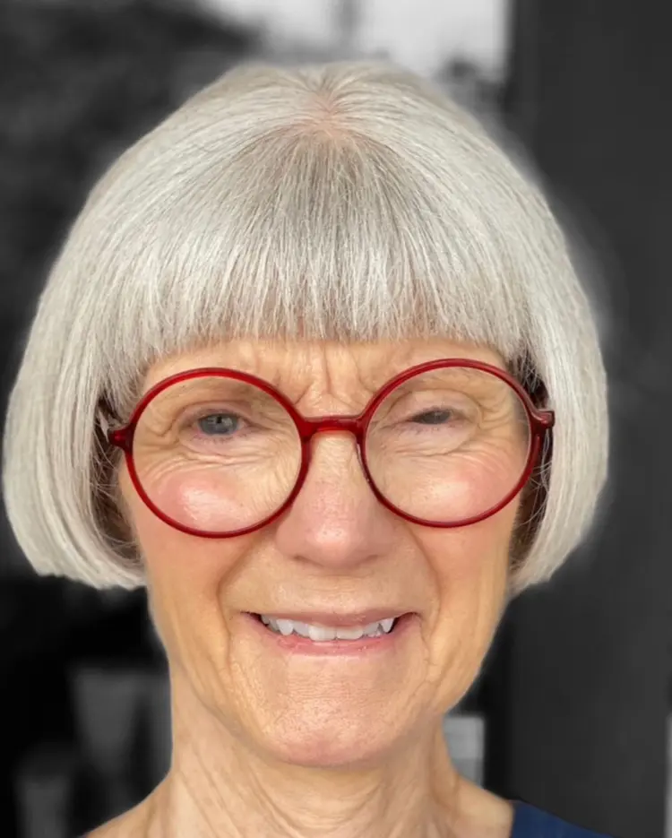 coupe courte boule avec frange femme 70 ans avec lunettes