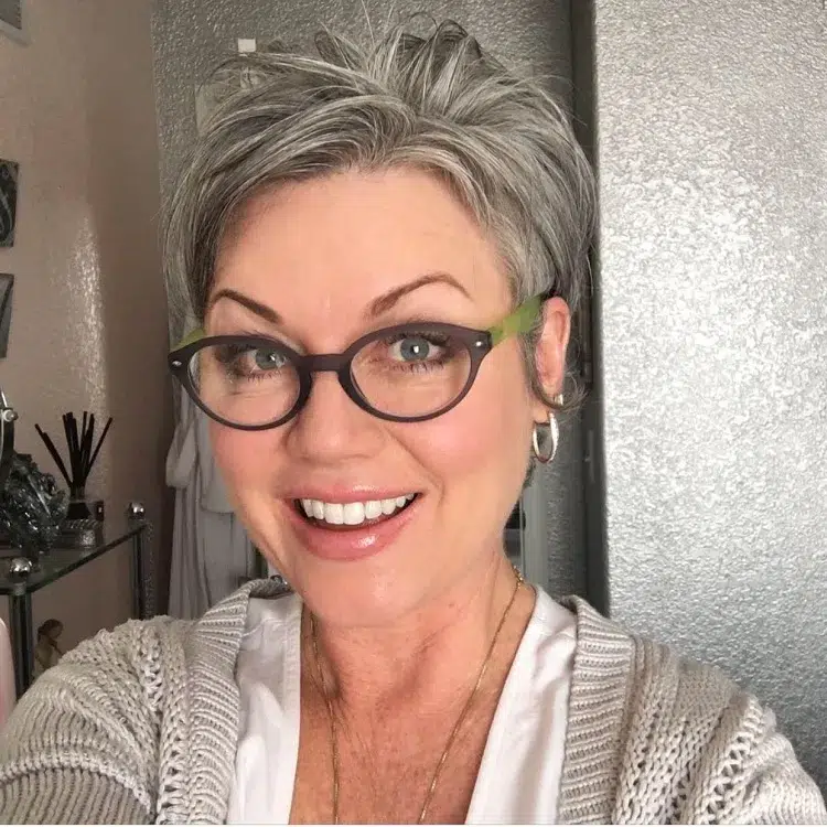 coupe courte cheveux gris femme 50 ans lunettes visage rond ovale idées coiffure