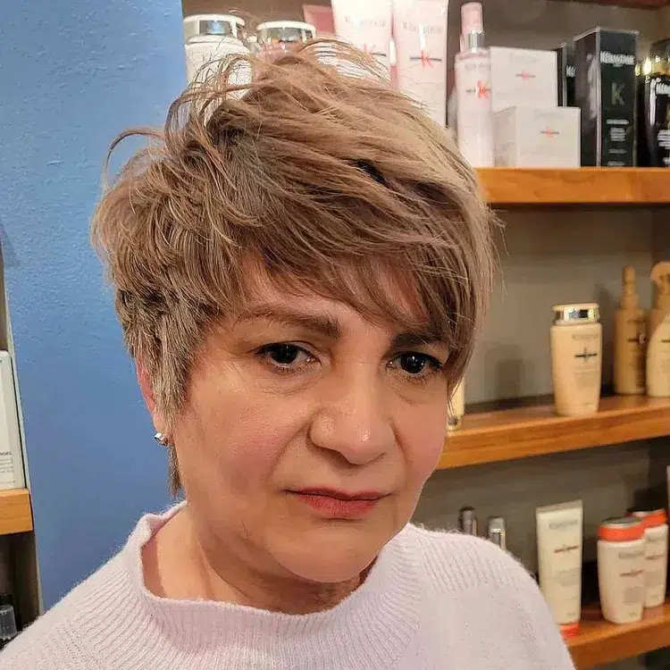 coupe courte femme 60 ans coupe de cheveux rajeunissante pixie cut tendance été 2023