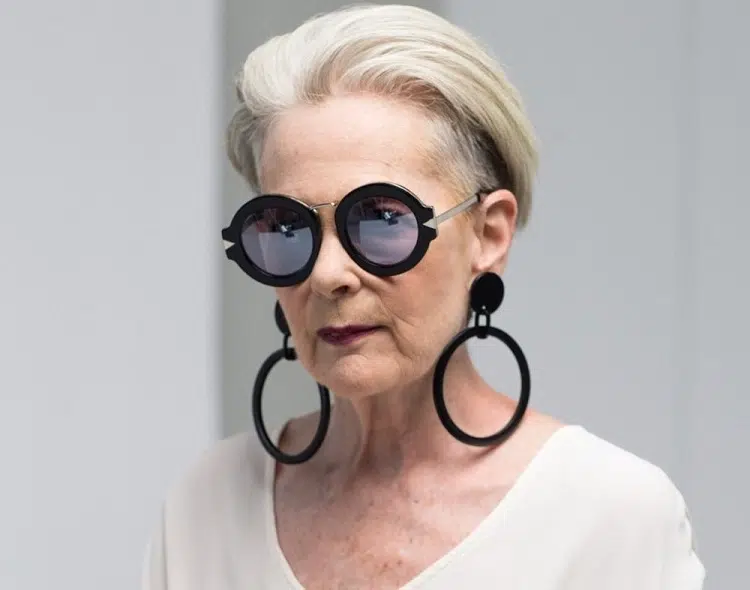 coupe de cheveux court femme 80 ans avec lunettes