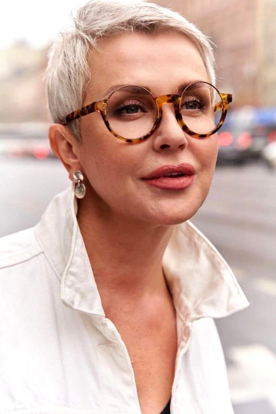 coupe de cheveux femme 50 ans visage rond avec lunettes