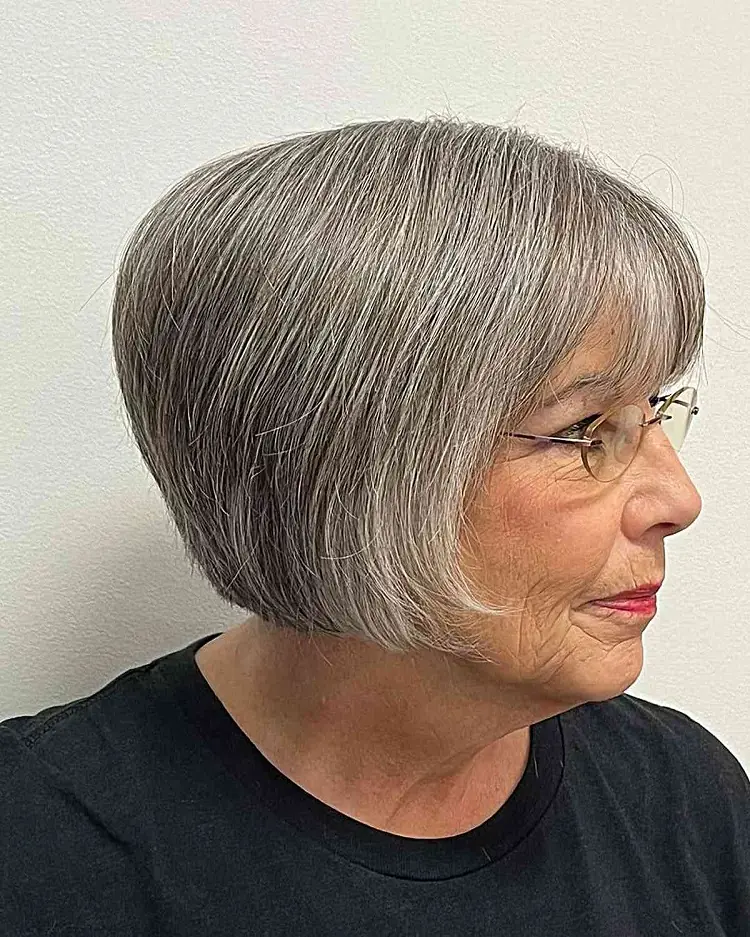 coupe de cheveux femme 60 ans visage ovale avec lunette