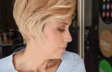 coupe femme 60 ans avec frange coupe pixie femme 2023 tendance été coiffure rajeunissante