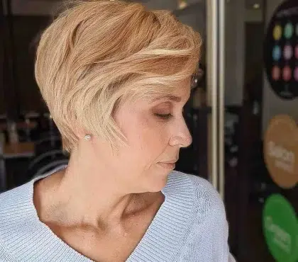 coupe femme 60 ans avec frange coupe pixie femme 2023 tendance été coiffure rajeunissante