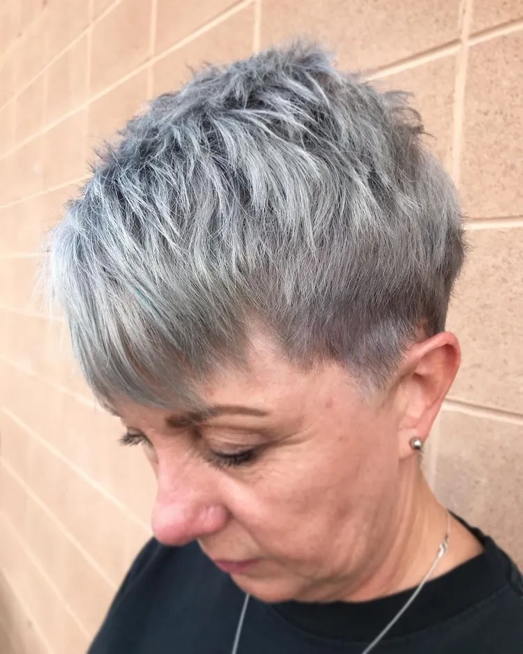 coupe garçonne femme 50 ans avec frange sur le côté tendance été 2023 cheveux gris