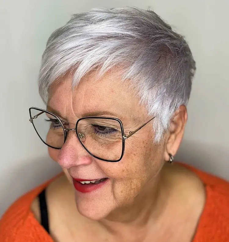 coupe pixie asymétrique avec frange femme 60 ans cheveux effilés blancs
