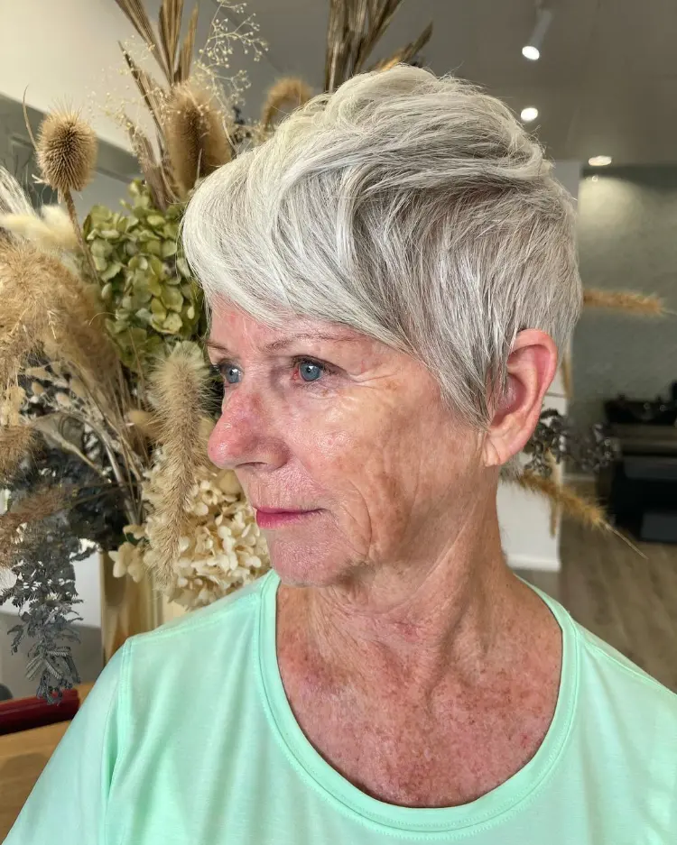 coupe pixie avec frange longue cote femme 60 ans cheveux gris