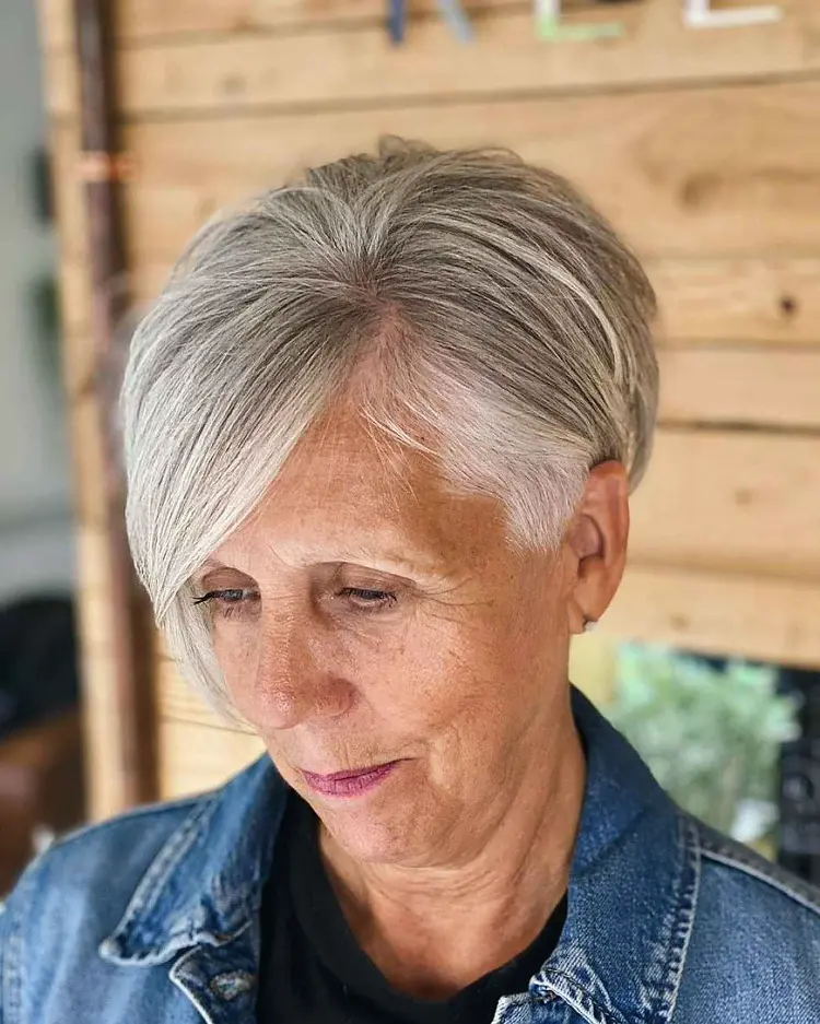 coupe pixie avec frange longue femme 60 ans cheveux fins gris