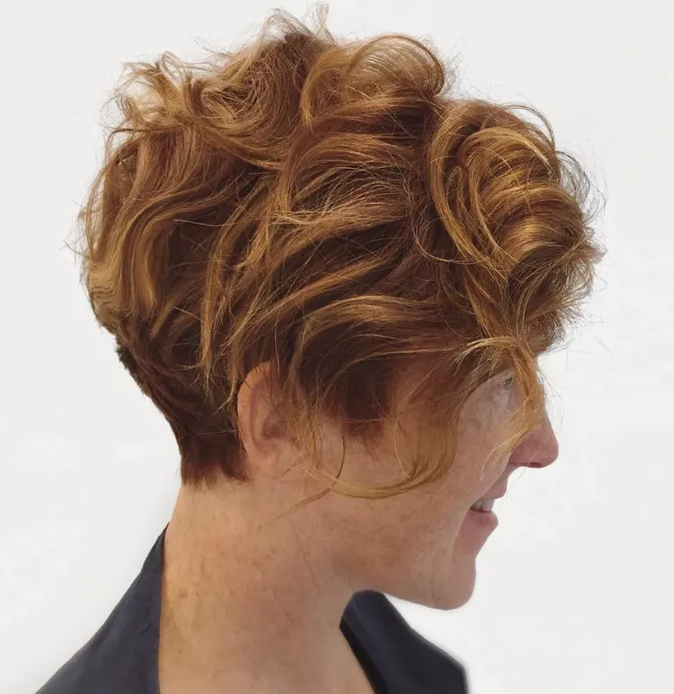 coupe pixie cheveux court bouclé femme 60 ans avec mèches cuivre