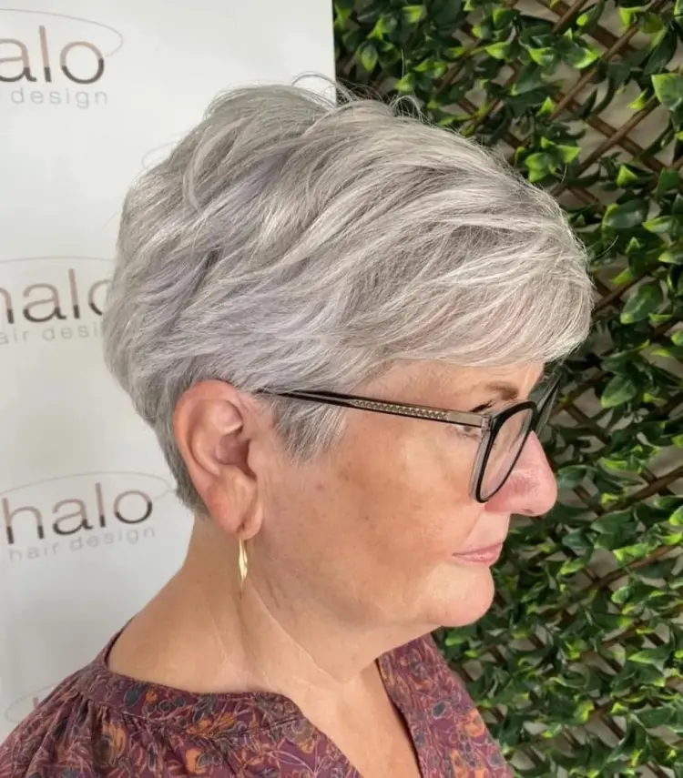 coupe pixie cheveux gris frange dégradée femme 60 ans
