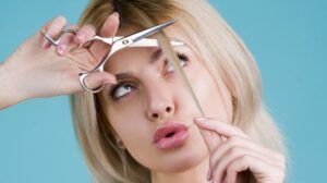 couper une frange rideau soi même astuces tendance 2023 coifure coupe de cheveux boucles longue idees etapes