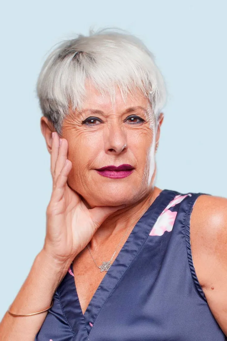coupes courtes femme 70 ans pixie cut sur cheveux blancs coiffure femme 70 ans 2023