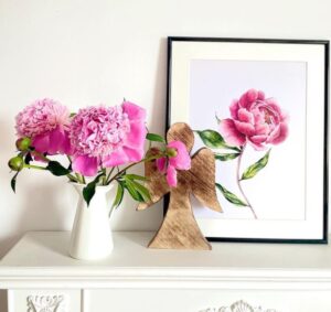 décoration intérieure avec des pivoines roses dans une vase blanche