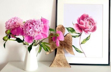 décoration intérieure avec des pivoines roses dans une vase blanche