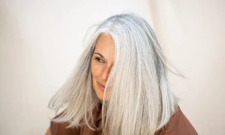 femme cheveux gris blancs tendance couleur cheveux 2023 rajeunissante anti âge