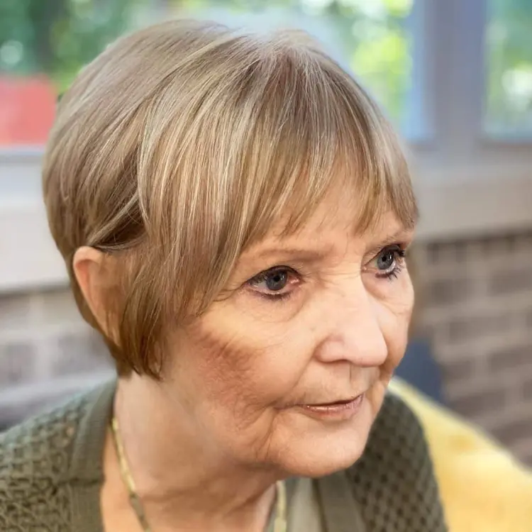 frange effillée tendance après 55 ans femme coupe de cheveux courte