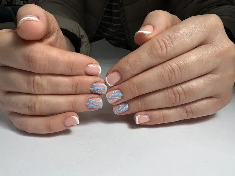 french ongle carré arrondi manucure blanc et bleu tendance nail art 2023